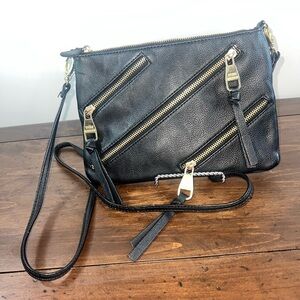 Steve Madden Vegan Leather
Zipper crossbody Purse Bag Black And Gold accents